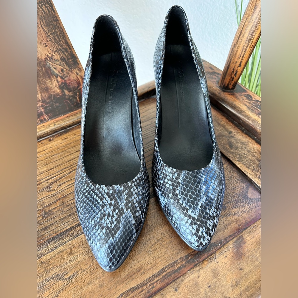 ECCO Women’s Pointed Toe Blue Snake Skin Design Shoe Sz 38/7.5